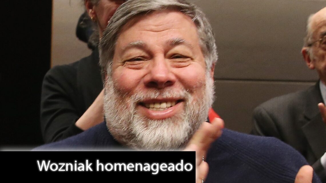Projetos inovadores de campuseiros homenageiam Steve Wozniak no palco principal da Campus Party