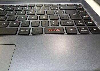 Positivo leva à Eletrolar Show novo notebook com teclas Netflix e Youtube e o primeiro smart feature phone do Brasil