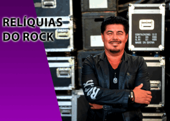 O empresário Paulo Baron sorrindo de braços cruzados à frente de cases de equipamentos de som pretos. À esquerda, um bloco roxo com o texto "RELÍQUIAS DO ROCK".