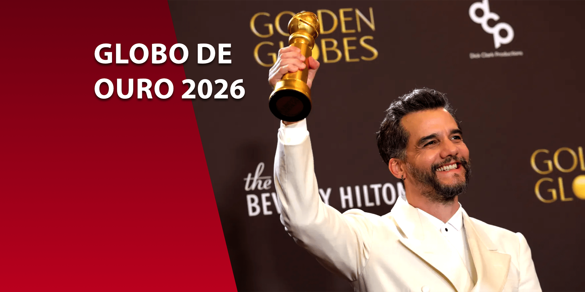 Wagner Moura sorridente segurando a estatueta dourada do Globo de Ouro. Ele veste um terno branco. À esquerda, um bloco bordô com o texto "GLOBO DE OURO 2026".