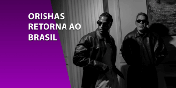 Fotografia em preto e branco dos integrantes da banda Orishas vestindo jaquetas de couro escuras e óculos de sol. À esquerda, uma faixa roxa inclinada com o texto "ORISHAS RETORNA AO BRASIL".