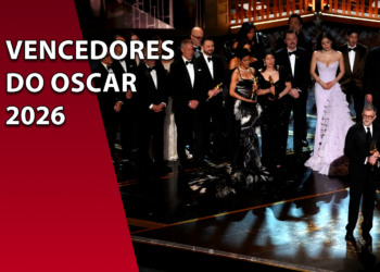 Banner comemorativo com um painel lateral vermelho escuro contendo o texto "Vencedores do Oscar 2026" e uma fotografia de um grande grupo de artistas e produtores celebrando no palco da premiação.