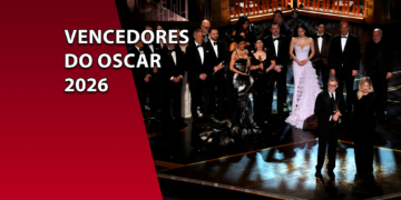 Banner comemorativo com um painel lateral vermelho escuro contendo o texto "Vencedores do Oscar 2026" e uma fotografia de um grande grupo de artistas e produtores celebrando no palco da premiação.