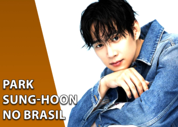 O ator sul-coreano Park Sung-hoon posando com uma jaqueta jeans azul. À esquerda, uma faixa marrom inclinada com o texto "PARK SUNG-HOON NO BRASIL".