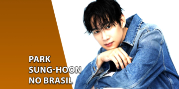 O ator sul-coreano Park Sung-hoon posando com uma jaqueta jeans azul. À esquerda, uma faixa marrom inclinada com o texto "PARK SUNG-HOON NO BRASIL".
