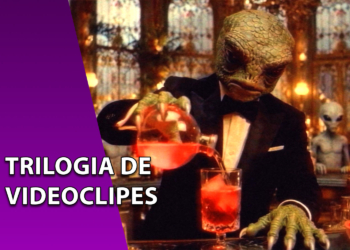 Imagem de um barman alienígena com cabeça de réptil servindo uma bebida vermelha. Ao fundo, três alienígenas cinzas clássicos. À esquerda, faixa roxa com o texto "TRILOGIA DE VIDEOCLIPES".