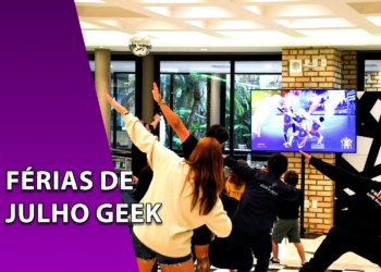 Grupo de jovens e crianças jogando Just Dance em frente a uma televisão em um salão com globos de espelhos. À esquerda, uma faixa roxa inclinada com o texto "FÉRIAS DE JULHO GEEK".