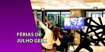 Grupo de jovens e crianças jogando Just Dance em frente a uma televisão em um salão com globos de espelhos. À esquerda, uma faixa roxa inclinada com o texto "FÉRIAS DE JULHO GEEK".