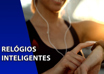 Pessoa em roupas esportivas ajustando um smartwatch no pulso durante o pôr do sol. À esquerda, uma faixa azul inclinada com o texto "RELÓGIOS INTELIGENTES".