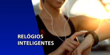 Pessoa em roupas esportivas ajustando um smartwatch no pulso durante o pôr do sol. À esquerda, uma faixa azul inclinada com o texto "RELÓGIOS INTELIGENTES".