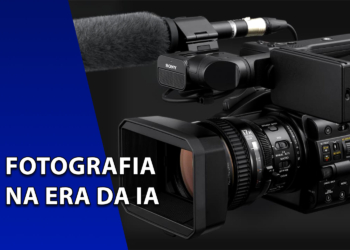 Close-up de uma câmera de vídeo profissional da Sony com microfone acoplado em um fundo preto. À esquerda, uma faixa azul inclinada com o texto "FOTOGRAFIA NA ERA DA IA".