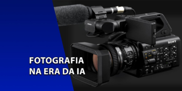 Close-up de uma câmera de vídeo profissional da Sony com microfone acoplado em um fundo preto. À esquerda, uma faixa azul inclinada com o texto "FOTOGRAFIA NA ERA DA IA".