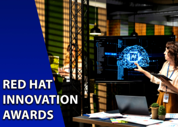 Duas mulheres em um escritório moderno analisando um gráfico de inteligência artificial em uma grande tela digital. À esquerda, uma faixa azul inclinada com o texto "RED HAT INNOVATION AWARDS".
