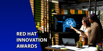 Duas mulheres em um escritório moderno analisando um gráfico de inteligência artificial em uma grande tela digital. À esquerda, uma faixa azul inclinada com o texto "RED HAT INNOVATION AWARDS".