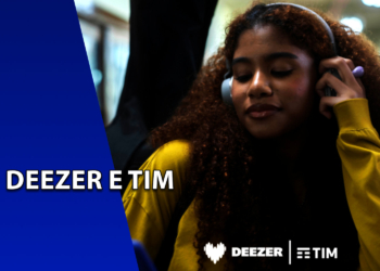 Uma jovem com cabelos cacheados usando fones de ouvido e sorrindo. À esquerda, uma faixa azul inclinada com o texto "DEEZER E TIM" e o logotipo da parceria na base.