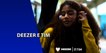 Uma jovem com cabelos cacheados usando fones de ouvido e sorrindo. À esquerda, uma faixa azul inclinada com o texto "DEEZER E TIM" e o logotipo da parceria na base.