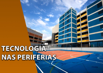 Vista externa de um prédio moderno azul e amarelo ao lado de uma quadra poliesportiva colorida sob um céu azul. À esquerda, uma faixa marrom inclinada com o texto "TECNOLOGIA NAS PERIFERIAS".