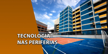 Vista externa de um prédio moderno azul e amarelo ao lado de uma quadra poliesportiva colorida sob um céu azul. À esquerda, uma faixa marrom inclinada com o texto "TECNOLOGIA NAS PERIFERIAS".