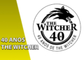 Selo comemorativo circular com o logotipo da cabeça de lobo e o texto "THE WITCHER 40". À esquerda, uma faixa amarela inclinada com o texto "40 ANOS THE WITCHER".