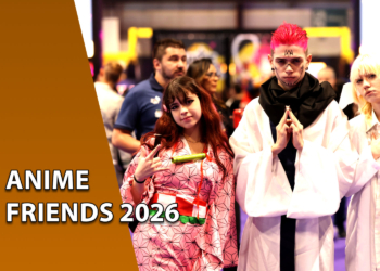 Três jovens fazendo cosplay de personagens de anime em um pavilhão de eventos. À esquerda, uma faixa marrom inclinada com o texto "ANIME FRIENDS 2026".