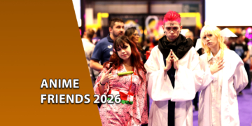 Três jovens fazendo cosplay de personagens de anime em um pavilhão de eventos. À esquerda, uma faixa marrom inclinada com o texto "ANIME FRIENDS 2026".