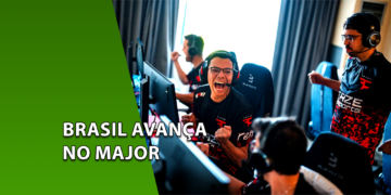Jogadores da FaZe Clan comemorando com gritos e punhos cerrados em uma sala de competição de eSports. À esquerda, uma faixa verde inclinada com o texto "BRASIL AVANÇA NO MAJOR".