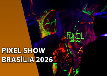 Artistas criando um mural com tintas fluorescentes em luz negra, destacando o logotipo "PIXEL SHOW". À esquerda, uma faixa marrom inclinada com o texto "PIXEL SHOW BRASÍLIA 2026".