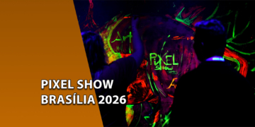 Artistas criando um mural com tintas fluorescentes em luz negra, destacando o logotipo "PIXEL SHOW". À esquerda, uma faixa marrom inclinada com o texto "PIXEL SHOW BRASÍLIA 2026".