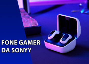 Estojo de carregamento branco aberto revelando fones de ouvido gamer in-ear da Sony em um ambiente com iluminação neon roxa. À esquerda, uma faixa azul inclinada com o texto "FONE GAMER DA SONYY".