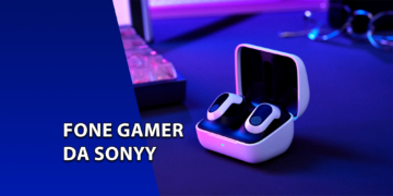 Estojo de carregamento branco aberto revelando fones de ouvido gamer in-ear da Sony em um ambiente com iluminação neon roxa. À esquerda, uma faixa azul inclinada com o texto "FONE GAMER DA SONYY".