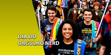 Grupo de jovens sorridentes caminhando em uma parada com toalhas nos ombros e sabres de luz. À esquerda, uma faixa amarela inclinada com o texto "DIA DO ORGULHO NERD".
