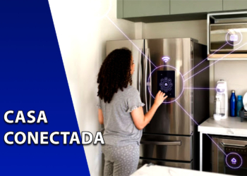 Mulher de costas operando a tela digital de uma geladeira inteligente em uma cozinha moderna, com gráficos de conexões interligando os eletrodomésticos. À esquerda, uma faixa azul inclinada com o texto "CASA CONECTADA".