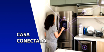 Mulher de costas operando a tela digital de uma geladeira inteligente em uma cozinha moderna, com gráficos de conexões interligando os eletrodomésticos. À esquerda, uma faixa azul inclinada com o texto "CASA CONECTADA".