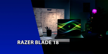 Laptop gamer Razer Blade 18 aberto sobre uma mesa de escritório, exibindo papel de parede de linhas fluidas verdes na tela. À esquerda, uma faixa azul inclinada com o texto "RAZER BLADE 18".