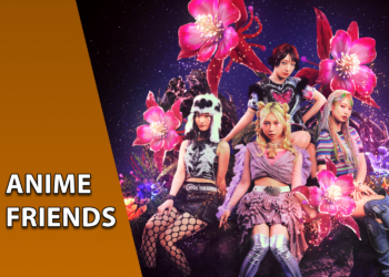 Grupo musical feminino de J-Pop com quatro integrantes posando em um cenário fantástico com grandes flores rosa brilhantes. À esquerda, uma faixa marrom inclinada com o texto "ANIME FRIENDS".