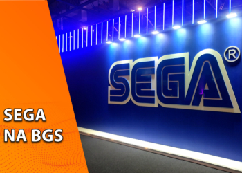 Grande painel azul iluminado com o logotipo clássico da SEGA em relevo. À esquerda, uma faixa laranja inclinada com o texto "SEGA NA BGS".