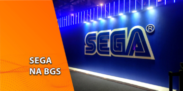 Grande painel azul iluminado com o logotipo clássico da SEGA em relevo. À esquerda, uma faixa laranja inclinada com o texto "SEGA NA BGS".
