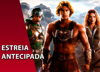 Os personagens He-Man, Mentor, Teela e o Gato Guerreiro posicionados lado a lado em um cenário de Eternia. À esquerda, uma faixa vermelha inclinada com o texto "ESTREIA ANTECIPADA".