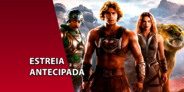 Os personagens He-Man, Mentor, Teela e o Gato Guerreiro posicionados lado a lado em um cenário de Eternia. À esquerda, uma faixa vermelha inclinada com o texto "ESTREIA ANTECIPADA".