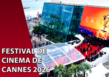 Vista aérea do Palácio dos Festivais em Cannes com o tapete vermelho e um grande banner laranja. À esquerda, uma faixa vermelha inclinada com o texto "FESTIVAL DE CINEMA DE CANNES 2026".