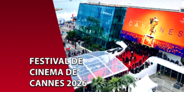 Vista aérea do Palácio dos Festivais em Cannes com o tapete vermelho e um grande banner laranja. À esquerda, uma faixa vermelha inclinada com o texto "FESTIVAL DE CINEMA DE CANNES 2026".