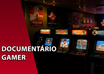 Fileira de máquinas de fliperama retrô em uma sala escura com pôsteres de filmes dos anos 80. À esquerda, uma faixa vermelha inclinada com o texto "DOCUMENTÁRIO GAMER".