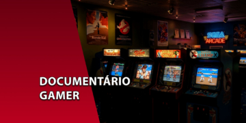 Fileira de máquinas de fliperama retrô em uma sala escura com pôsteres de filmes dos anos 80. À esquerda, uma faixa vermelha inclinada com o texto "DOCUMENTÁRIO GAMER".