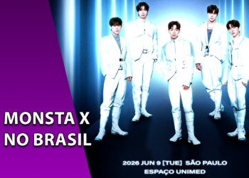 Cinco integrantes do grupo de K-Pop Monsta X vestindo trajes brancos futuristas em um corredor com luzes azuis verticais. À esquerda, uma faixa roxa inclinada com o texto "MONSTA X NO BRASIL".