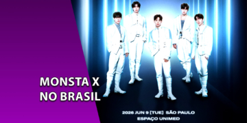 Cinco integrantes do grupo de K-Pop Monsta X vestindo trajes brancos futuristas em um corredor com luzes azuis verticais. À esquerda, uma faixa roxa inclinada com o texto "MONSTA X NO BRASIL".