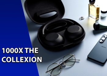 Fones de ouvido pretos da Sony dentro do estojo aberto ao lado de um smartphone Xperia, óculos de grau e frascos de cosméticos sobre uma mesa clara. À esquerda, uma faixa azul inclinada com o texto "1000X THE COLLEXION".