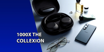 Fones de ouvido pretos da Sony dentro do estojo aberto ao lado de um smartphone Xperia, óculos de grau e frascos de cosméticos sobre uma mesa clara. À esquerda, uma faixa azul inclinada com o texto "1000X THE COLLEXION".