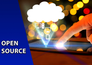Uma mão tocando a tela iluminada de um tablet, de onde saem ícones de dispositivos conectados em direção a uma nuvem branca. À esquerda, uma faixa azul inclinada com o texto "OPEN SOURCE".