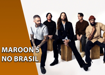 Os seis integrantes da banda Maroon 5 posando sentados em caixotes de madeira contra um fundo branco. À esquerda, uma faixa marrom inclinada com o texto "MAROON 5 NO BRASIL".