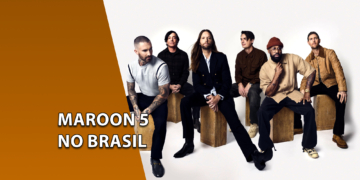 Os seis integrantes da banda Maroon 5 posando sentados em caixotes de madeira contra um fundo branco. À esquerda, uma faixa marrom inclinada com o texto "MAROON 5 NO BRASIL".